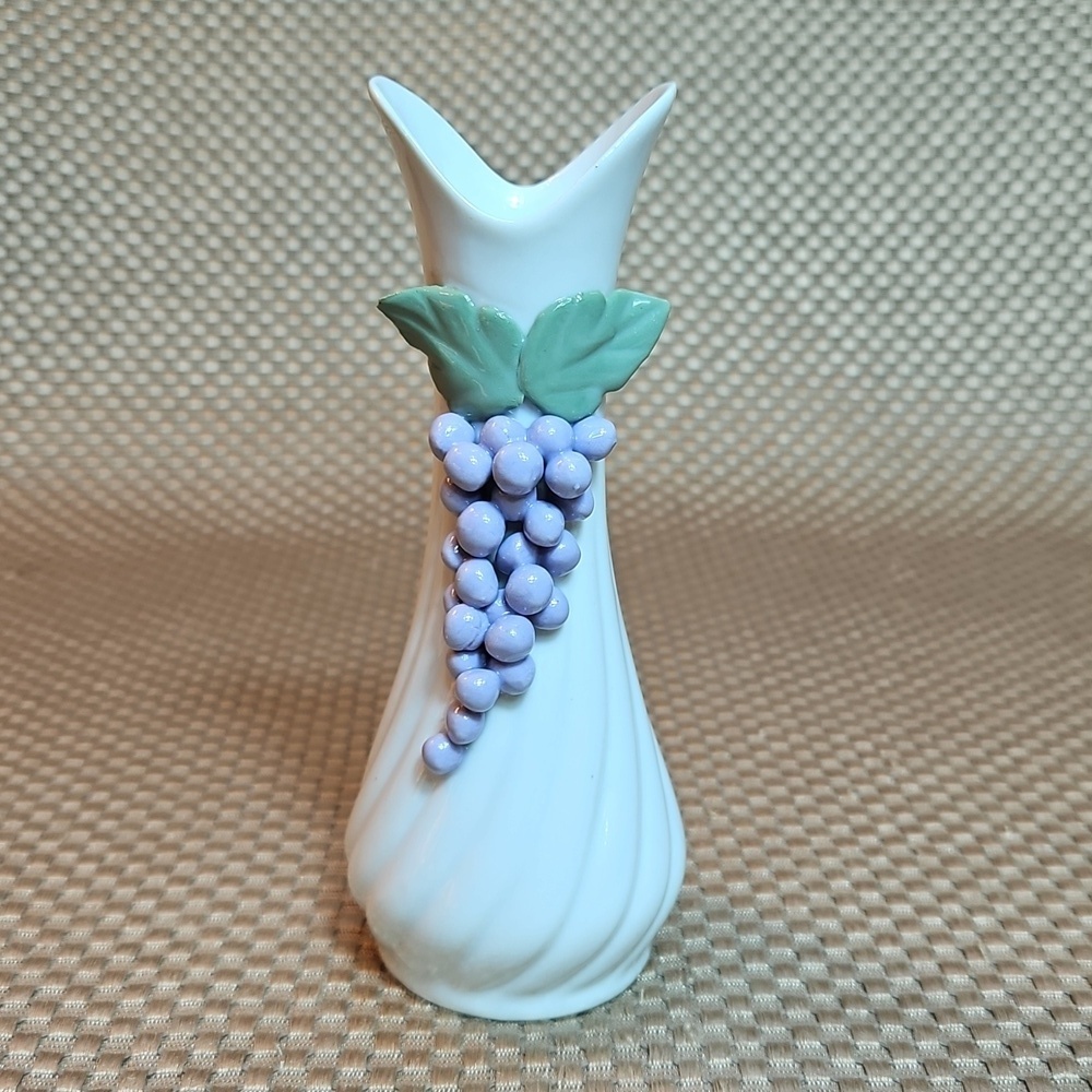 Vintage Small Vase Grapes Leaves Porcelain - Picture 1 of 5